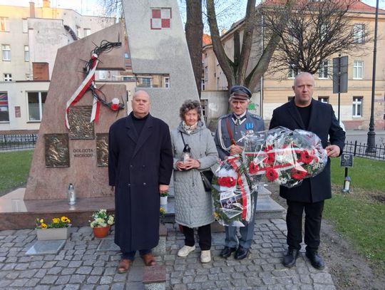 Pod pomnikiem Katynia i Smoleńska zapłonęły znicze