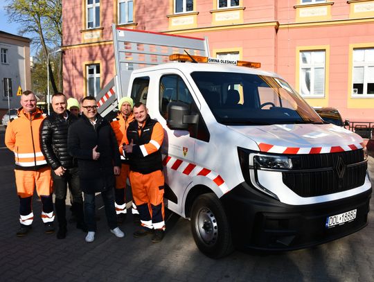 Nowy samochód ułatwi utrzymanie dróg w gminie Oleśnica