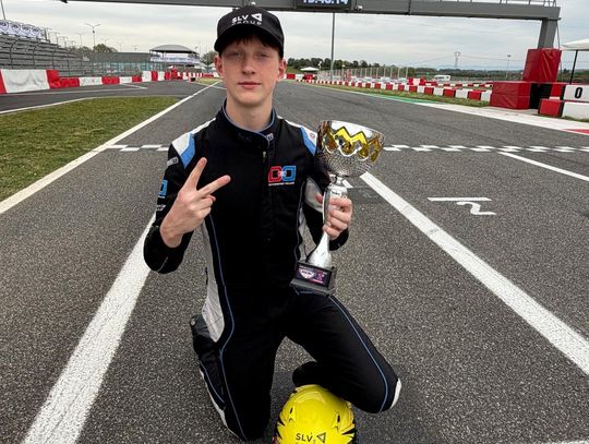 Adrian Potępa wjeżdża na podium Adrian Potępa wjeżdża na podium