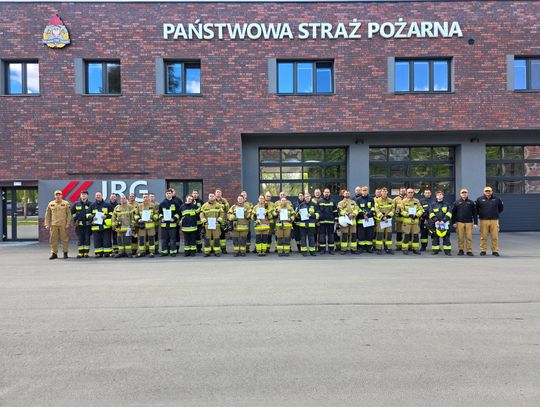 Zdali trudny egzamin i są gotowi do akcji! Nowi strażacy z powiatu oleśnickiego wkraczają do służby