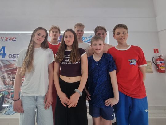 Młodzi pływacy z Oleśnicy błyszczeli w Ostrzeszowie. Sukces Wojtka Okonia w Mistrzostwach Polski