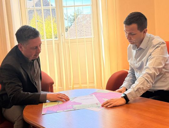 Burmistrz Bierutowa spotkał się z członkiem Zarządu Powiatu Oleśnickiego. Omówili bezpieczeństwo i drogi