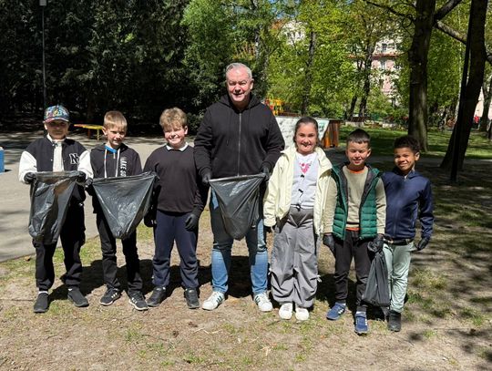 Mali oleśniczanie sprzątają miasto! Uczniowie SP4 z burmistrzem i radnymi porządkowali Park Kolejarzy