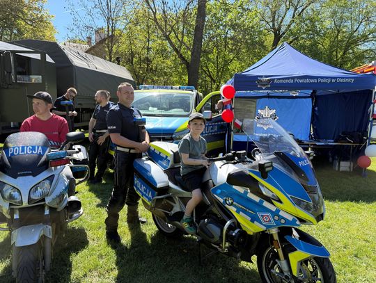 Policjanci wyszli do ludzi! Dzieci zachwycone, dorośli z ważną lekcją bezpieczeństwa