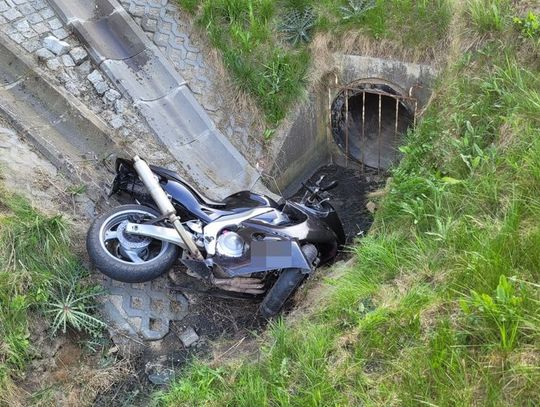 Szaleńczy pościg zakończony w rowie! Motocyklista uciekał przed policją i ukrył się pod ciężarówką (FILM)