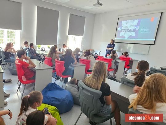 Policjanci uczą młodzież, jak nie paść ofiarą hejtu w internecie