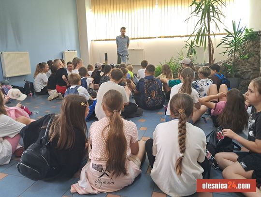 Skąd bierze się woda w kranie? Uczniowie z Oleśnicy poznali drogę wody od ujęcia do domu