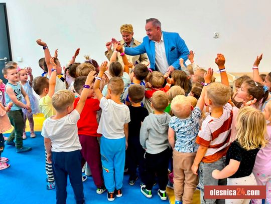 Oleśnica rozdaje dzieciom opaski bezpieczeństwa. Mają pomóc, gdy maluch się zgubi