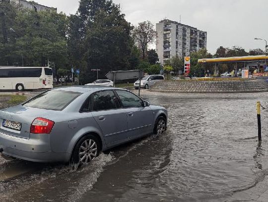 10 minut deszczu i zalana ulica w Oleśnicy