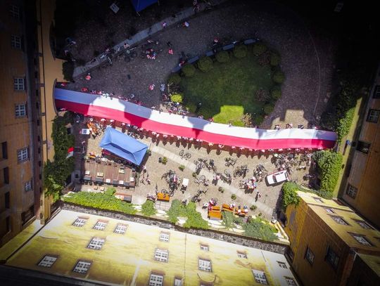 100-metrowa wstęga przypomina o Dniu Flagi Rzeczypospolitej Polskiej  