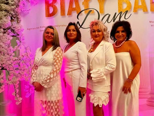 130 kobiet w bieli, wiceminister i posłanka wśród nich…