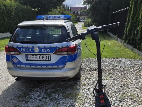 17-latek na hulajnodze uciekał przed policją. Wjechał do parku, próbując zgubić patrol