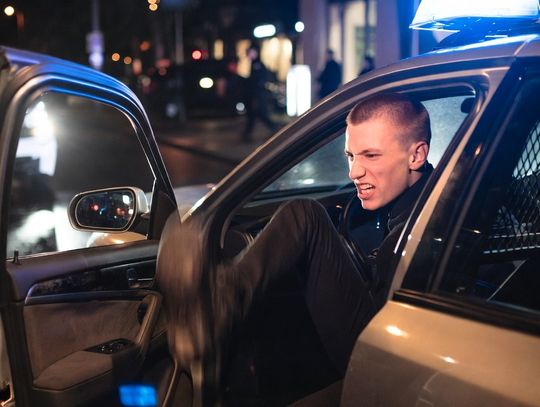 18-LATEK PO URODZINACH ZAATAKOWAŁ POLICJĘ. "ROZNIOSĘ WAS!"