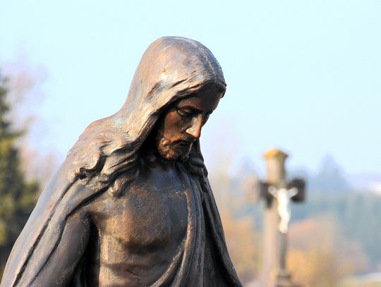 40 figurek skradziono z cmentarza