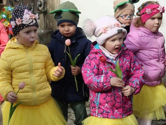 400 dzieci w kolorowym korowodzie