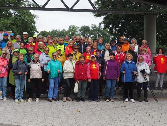 65 członków UTW z Oleśnicy, Obornik Śląskich i Wałbrzycha na rekreacyjnym marszu