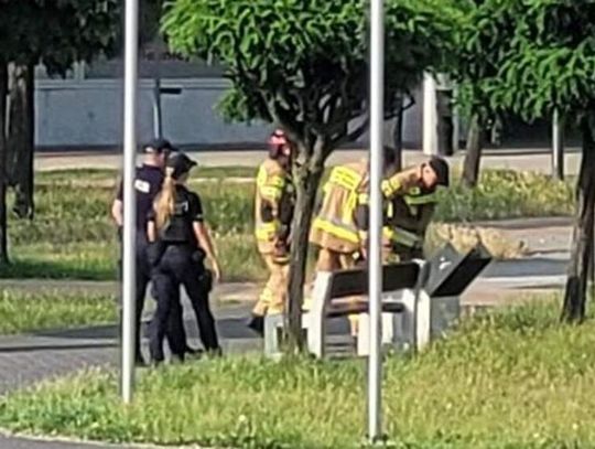 Akcja policji i straży na Placu Zwycięstwa w Oleśnicy
