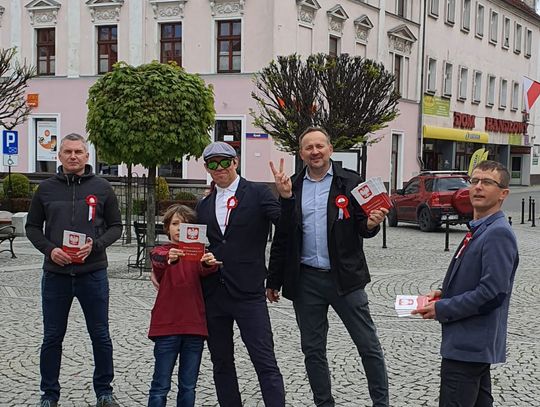Akcja Stowarzyszenia Polska 2050 na Rynku w Oleśnicy 
