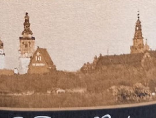 Alkohole z Oleśnicą w nazwie i panoramą miasta na etykiecie