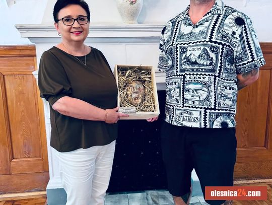 Art in the Castle za nami – podziękowania i symboliczna maska dla partnerów