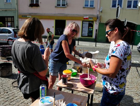 Artystka Kamilla Kasprzak wypalała ceramikę na rynku