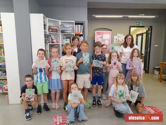 Artystyczne prace z kolorowych sznurków w Bibliotece "Pod Sową"