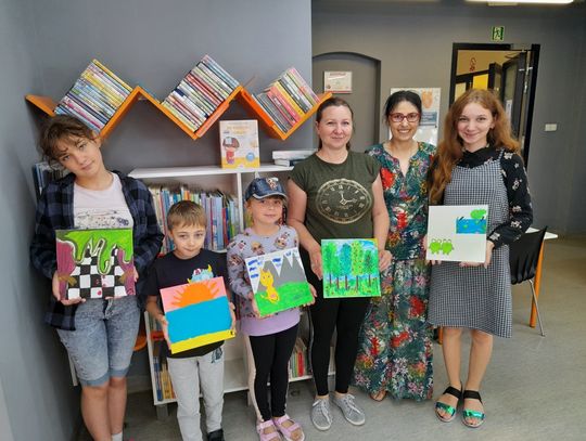 Artystyczne zajęcia dla dzieci z Ukrainy w bibliotece „Pod Sową” w Oleśnicy