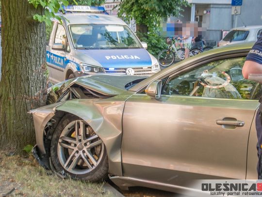 Audi na drzewie. Kierowca nie chciał potrącić pieszego?