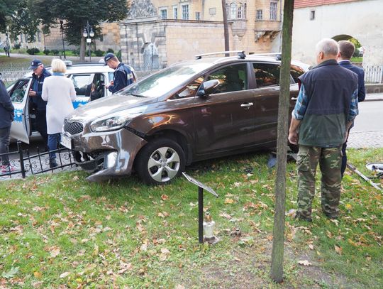 Autem wjechała w ogrodzenie pomnika pod bazyliką