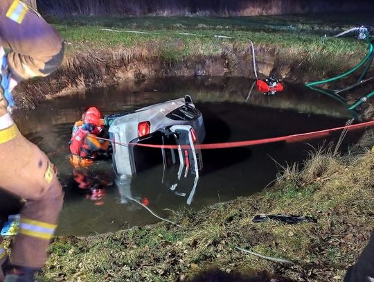 Auto osobowe wylądowało w stawie