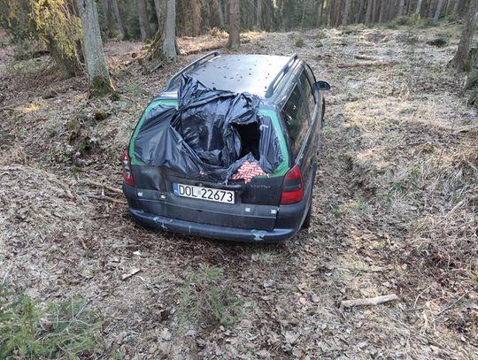 Auto porzucone w lesie w okolicach Sosnówki
