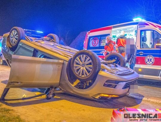 Auto przewróciło się na dach w Oleśnicy