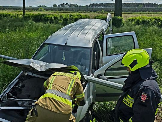 Auto staranowało latarnię na ul. Wrocławskiej! Strażacy musieli odłączać prąd