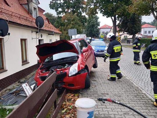 Auto staranowało ogrodzenie