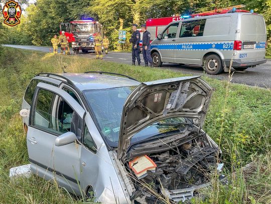 Auto uderzyło w betonowy przepust. Kierowca zasnął...