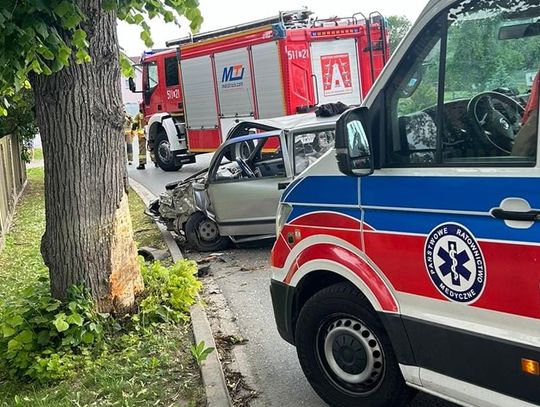 Auto uderzyło w drzewo. KIerowca ranny