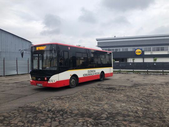 Autobusowa ciuciubabka przy dworcu PKP w Oleśnicy