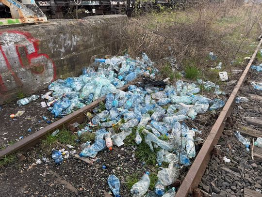 Bałagan przy kładce w Oleśnicy. Radny alarmuje: „Tak witamy mieszkańców i gości?” Bałagan przy kładce w Oleśnicy. Radny alarmuje: „Tak witamy mieszkańców i gości?”