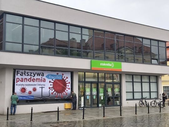 Baner "Fałszywa pandemia" zawisł w oleśnickim Rynku