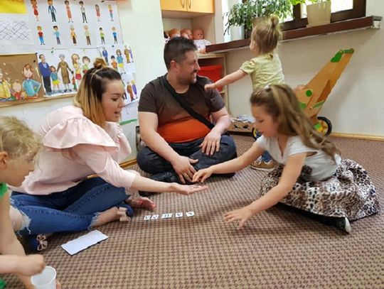 Bawili się z mamą i tatą w przedszkolu w Oleśnicy