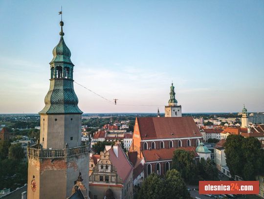 Będą chodzić po taśmach nad dziedzińcem zamku! Niezwykłe widowisko wraca do Oleśnicy