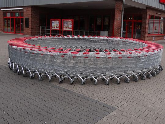 BĘDZIE KOLEJNY SUPERMARKET. I MNÓSTWO SZEREGÓWEK