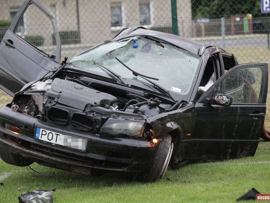 Beemka rozbija się o betonowy przepust w Goszczu