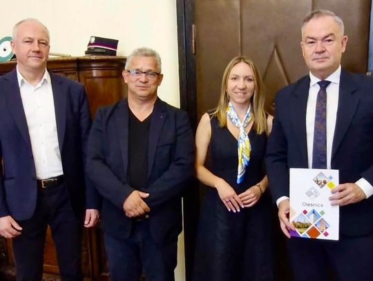 Bezpieczne przejście na stacji Oleśnica Rataje. Burmistrz podpisał porozumienie z PKP