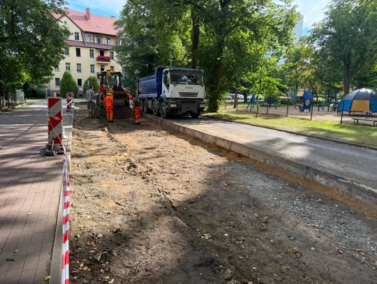 Bezpieczniej przy SP3 w Oleśnicy. Powstaje zatoczka „Kiss & Go