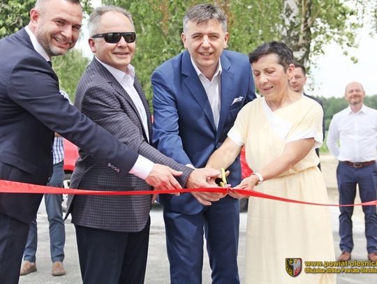 Bezpieczniej w Zawidowicach. Powiat Oleśnicki wybudował tam chodnik