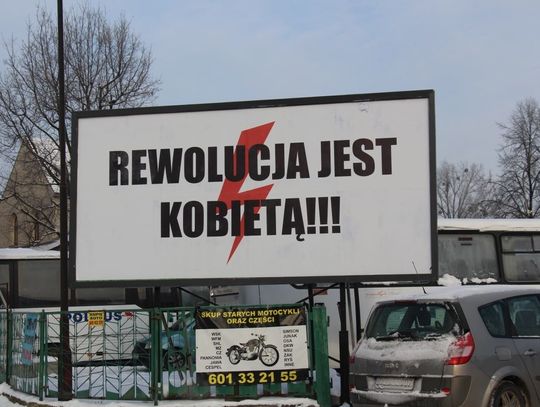 Billboard z błyskawicą w Oleśnicy