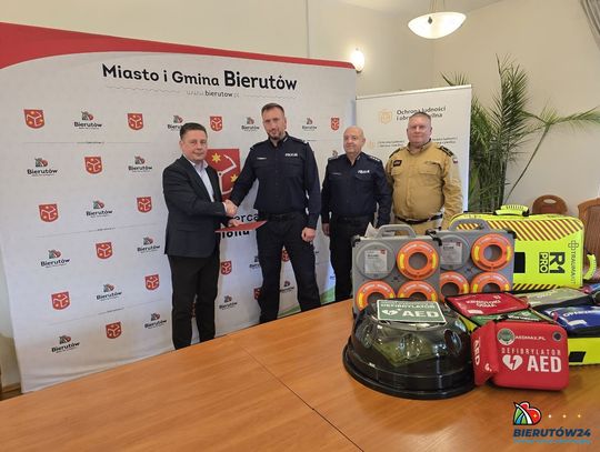 Burmistrz Bierutowa przekazał policji i strażakom sprzęt ratujący życie