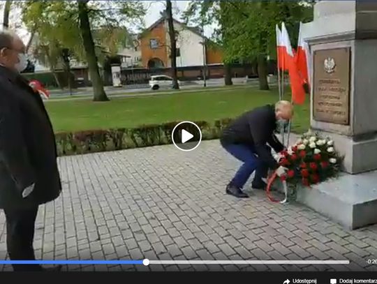 Burmistrz i przewodniczący złożyli wieniec pod Pomnikiem Kombatantów w Oleśnicy