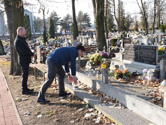 Burmistrz i samorządowcy z Bierutowa na grobach byłych burmistrzów i radnych